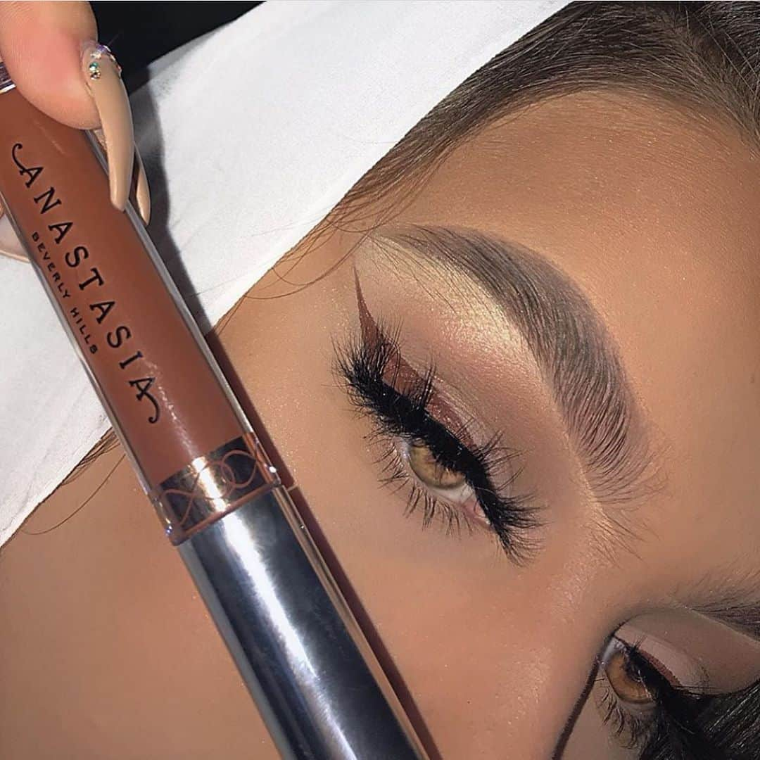 Anastasia Beverly Hillsさんのインスタグラム写真 - (Anastasia Beverly HillsInstagram)「“Malt” liquid lipstick as liner & Dipbrow pomade on brows set with clear brow gel  @karlikovalucka」12月29日 5時19分 - anastasiabeverlyhills