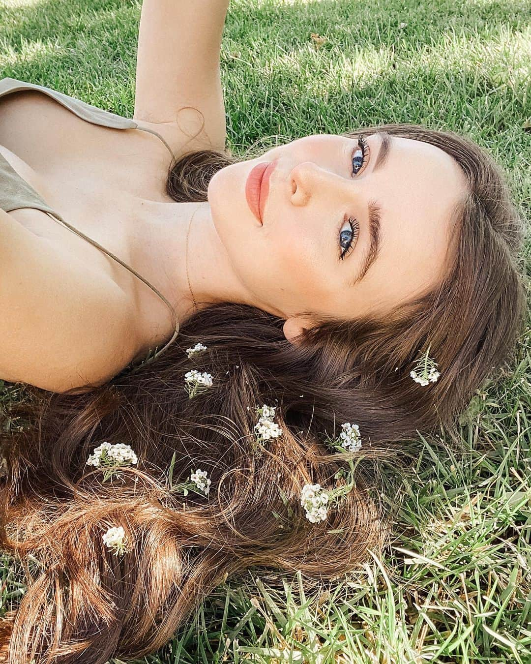 Acacia Brinleyさんのインスタグラム写真 - (Acacia BrinleyInstagram)「With grace in her heart and flowers in her hair. 🕊」12月29日 5時31分 - acaciakersey