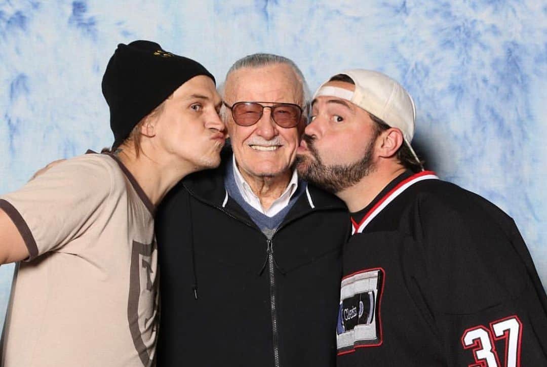ケヴィン・スミスのインスタグラム：「In a perfect world, @therealstanlee would have turned 97 today. I miss my mentor often - but I see him every night of the @jayandsilentbob #rebootroadshow Tour, when he closes out our credits in the @imdb clip from the @comic_con #imdboat. And every night, he gets the loudest, most loving response from everyone in the audience with thunderous applause. And for one, brief shining moment, it’s like the love in those rooms brings Stan back - if only for a few seconds. He was the best person I ever met - a fine fellow with a big heart, a deep abiding love for his wife Joanie, and the limitless imagination of a child at play. For some of his 95 years, we got to see that big kid at his most creative - and he made such an impact, they’ll still be telling stories about his characters long after you and I are gone from this world. One of the 10 smartest things I ever did was put my hero in #mallrats - because it kicked off a friendship that lasted nearly 25 years. I was blessed to have had Stan in my life, but I was lucky to have known him at all. Miss you, Maestro... #KevinSmith #stanlee #jasonmewes」