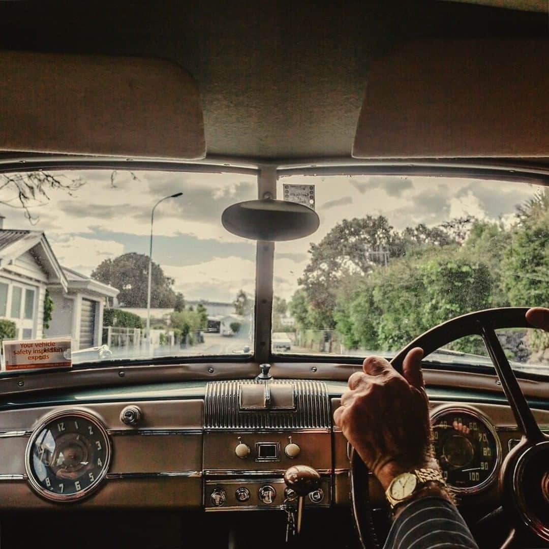 のインスタグラム：「Photo by @iantehphotography | While on a shoot in New Zealand, I was particularly struck by Napier. It felt like I had time-traveled to the 1930s, one of my favorite periods in art and design history. I was driven around in a vintage Packard, and saw a city whose streets were mostly filled with art deco architecture. Napier boasts one of the world's major concentrations of the style. Locals celebrate that claim every year with the Napier Art Deco Festival, and visitors dress up fittingly for the occasion. The city's period architecture  largely dates to its rebuilding after a devastating earthquake in 1931. #napier #newzealand #artdeco #retro」