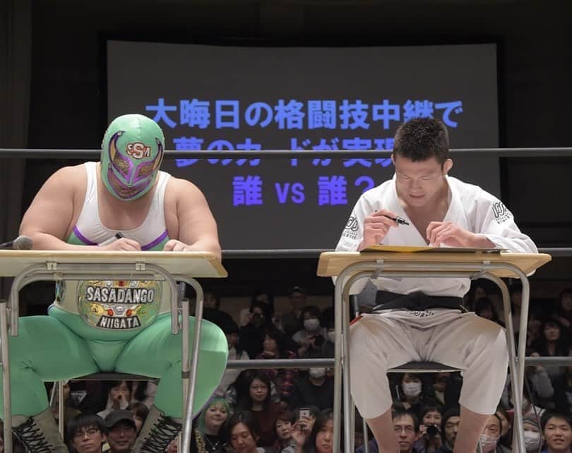 青木真也のインスタグラム：「DDT後楽園最終戦。プロレスは僕の人生を豊かにしてくれている。強く厚みを増すために欠かせない。DDTプロレス今年もありがとう。来年もよろしくお願いします。#青木真也 #shinyaaoki #DDTプロレス#スーパーササダンゴマシン」