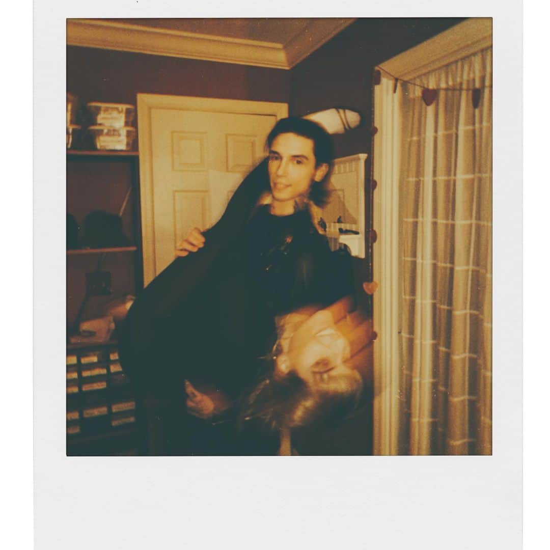 アンディー・ビアーザックのインスタグラム：「Having so much fun with my favorite person in the world and our amazing family! Thank you for all of your kind holiday and birthday wishes this week, I hope you all have a wonderful end to year and great start to 2020 🆎🖤」
