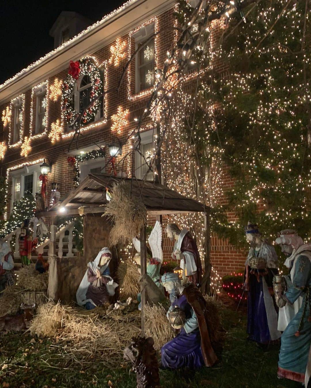 和央ようかさんのインスタグラム写真 - (和央ようかInstagram)「A highly recommend u see the Christmas lights 🎄in Dyker Heights ❤️😍 これは絶対おすすめ🎄❤️ ブルックリンのダイカーハイツの住宅街のクリスマスデコレーション🎄 あり得なく素敵😘😍 #takakonystylin #nylife #ny #lifestyle #dykerheights #brooklyn  #christmas #yokawao #和央ようか#可愛すぎる」12月29日 6時24分 - yokawao0215