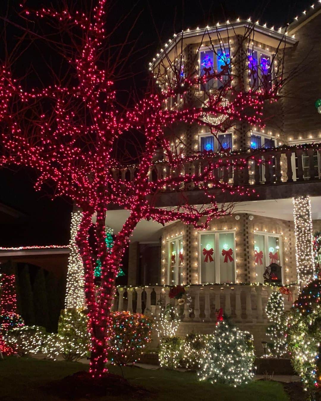 和央ようかさんのインスタグラム写真 - (和央ようかInstagram)「A highly recommend u see the Christmas lights 🎄in Dyker Heights ❤️😍 これは絶対おすすめ🎄❤️ ブルックリンのダイカーハイツの住宅街のクリスマスデコレーション🎄 あり得なく素敵😘😍 #takakonystylin #nylife #ny #lifestyle #dykerheights #brooklyn  #christmas #yokawao #和央ようか#可愛すぎる」12月29日 6時24分 - yokawao0215