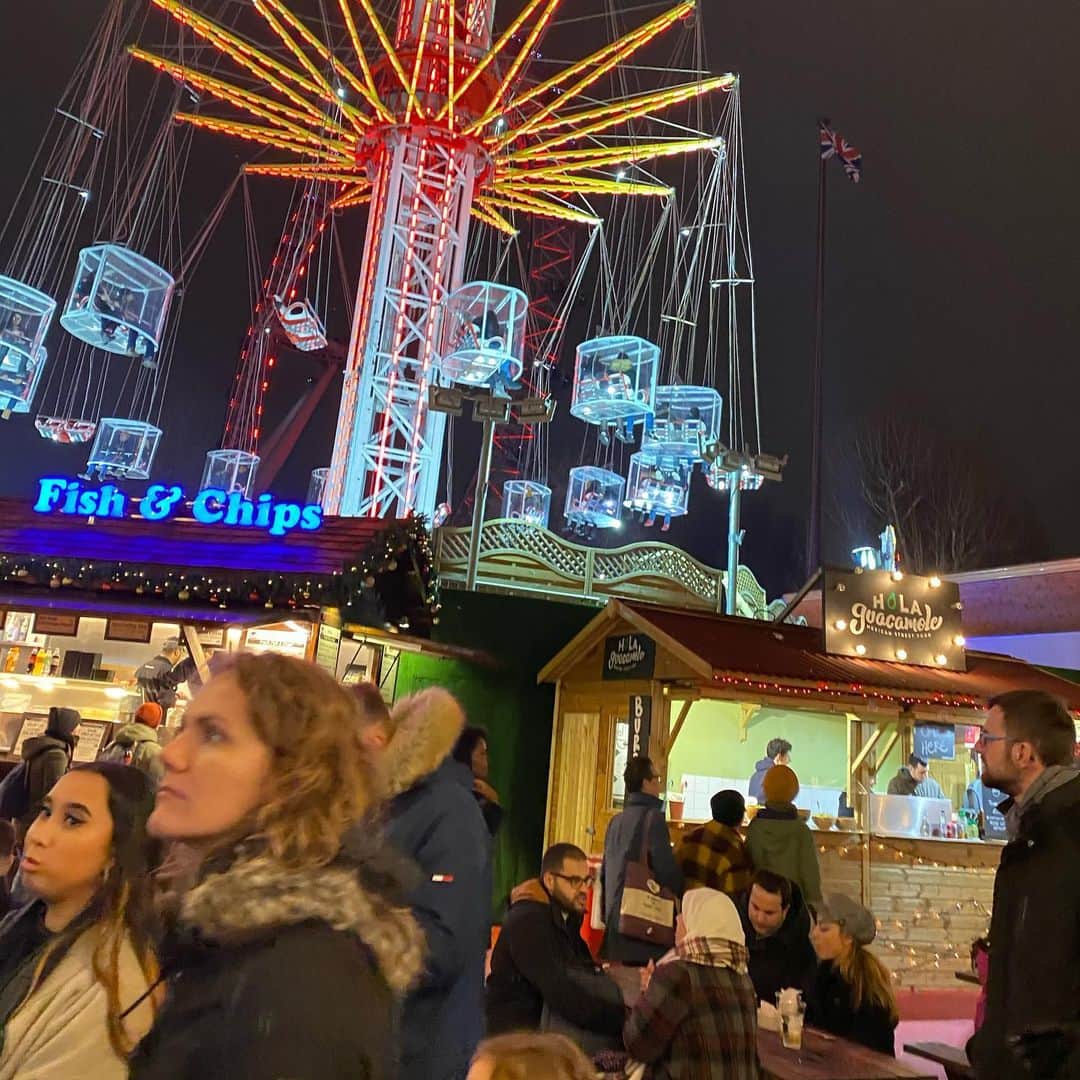 二ノ宮知子さんのインスタグラム写真 - (二ノ宮知子Instagram)「夜はテムズ川を渡ってクリスマスマーケットへ。お祭りはパリからロンドンへ来てもずっと続いてる。ロンドンはビールが充実してて嬉しい🥰。それにしても今年はロンドンも暖冬らしく過ごしやすくて助かる。」12月29日 6時32分 - tomokoninomiyaa