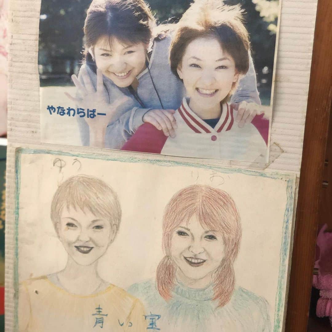 東里梨生さんのインスタグラム写真 - (東里梨生Instagram)「うちの実家は美容室なんですが やなわらばー博物館みたいになってます。 今までのポスターはだいたいあるかな。 その中に 母が描いた 私たちの似顔絵も 展示されている笑笑  #石垣島 #南の島の #美容室 #おしゃれルームYOU #やなわらばー 🌅2019-2020 年末年始イベント出演🌅 （石垣島） 「COUNTDOWN & NEW YEAR イベント」 カウントダウンステージ 【日程】2019年12月31日（火） 【時間】23：30～ 【会場】ANAインターコンチネンタル石垣リゾート　ガーデン（ホテル中庭） ※荒天時：ボールルーム真栄里 【料金】無料」12月29日 12時04分 - aizatorio_yanawaraba