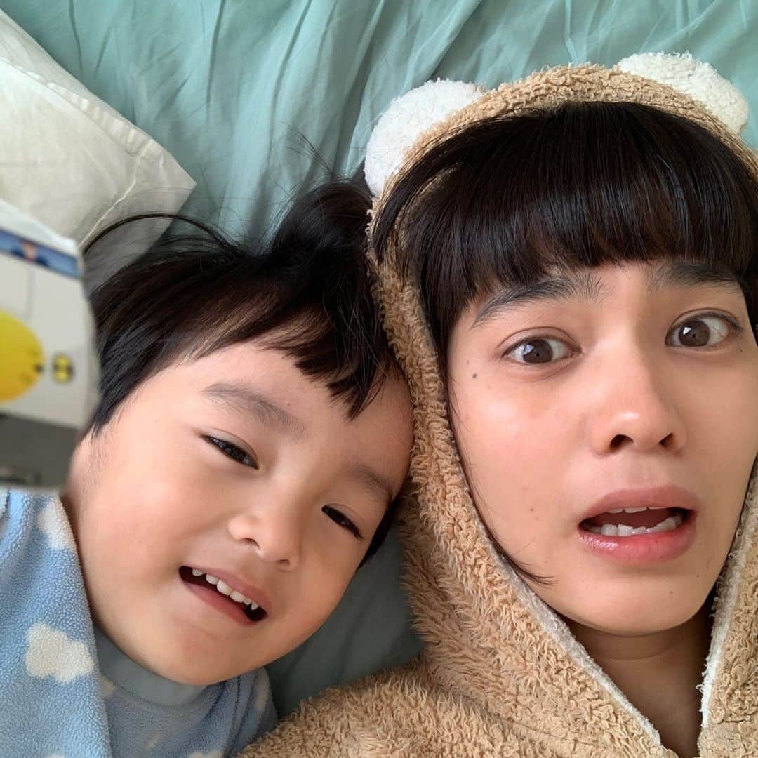 山口尚美のインスタグラム：「ママの趣味をひたすら紹介する新アカ、  @naomuseum を作りました！ どんどん展示する予定なので、興味のある方は暇つぶしに覗いてみてね😄 1枚目と2枚目は水色シーツ背景にしようとしたら邪魔が入ったの図。 3枚目は同じ場所で撮ろうとしたけど今無理だな〜の図です🧸」