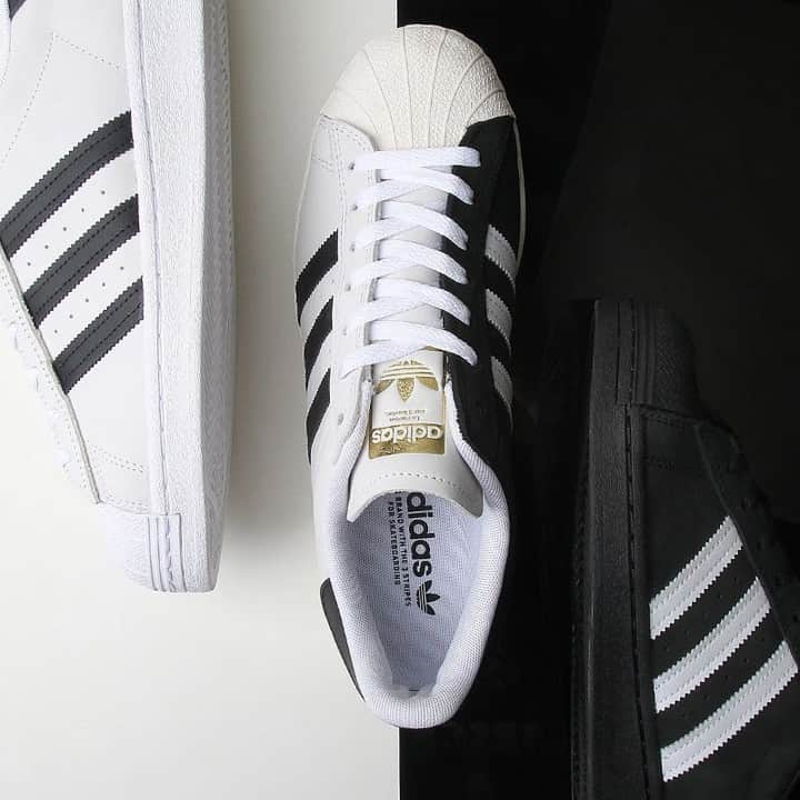 Sneaker Newsさんのインスタグラム写真 - (Sneaker NewsInstagram)「adidas splits two mainstay colorway of the Superstar and blends them into one. Are you ready for the 50th Anniversary of this icon? Hit the link in our bio to cop this latest release.」12月29日 12時00分 - sneakernews