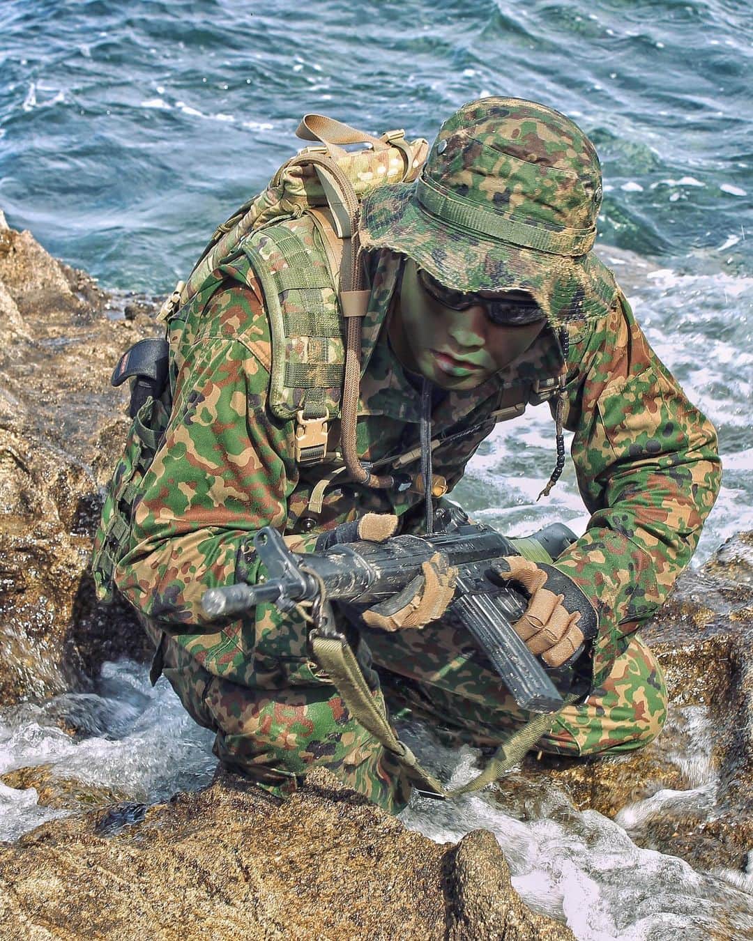 みりどる乙夜さんのインスタグラム写真 - (みりどる乙夜Instagram)「SOURCE VAGABOND Hydration systems These photo taken by me for SAT magazine. SATマガジン用に撮影しました。 ソースバガバンドの製品は中野ユーロサープラスで販売中です。  #milsim #military #milspec #army #militarymen #jgsdf #japan #sea #coast #beach #wave #cqb #tactical #training #gun #camouflage #backpack #sourcevagabond #hydration #essjapan #water #outdoor #トレーニング #水路潜入 #装備 #銃 #ミリタリー #ハイドレーション #給水 #アウトドア」12月29日 12時01分 - itsuya_miridoru
