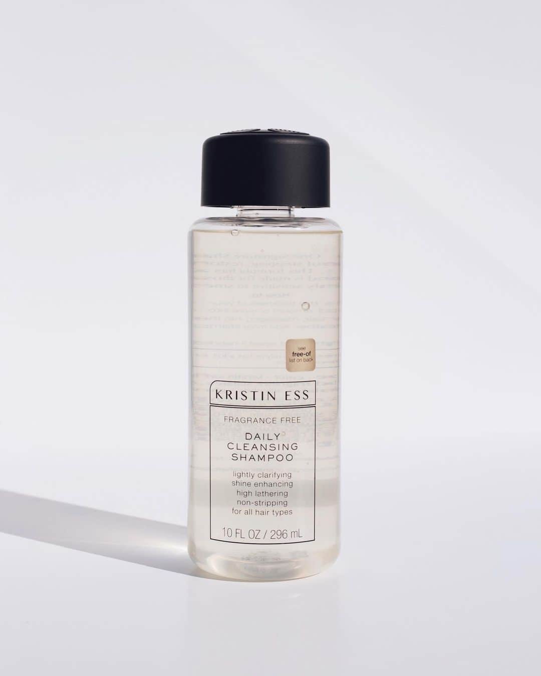 Kristin Essのインスタグラム：「DAILY CLEANSING SHAMPOO⁣ ⁣ Let’s start with the obvious— shampoo 🧖‍♀️🧖‍♂️ You may notice the copy on the front + back of this shampoo is very similar to what’s listed on The One Signature Shampoo. For me, that was the whole point! I wanted to make sure this performs just like my signature formula but caters to all my super sensitives! This is great for any hair type because it’s lightly clarifying, non-stripping and silicone free. You can use this daily or alternate with another shampoo!⁣ ⁣ •fragrance free⁣ •silicone free⁣ •sulfate free⁣ •phthalate free⁣ •paraben free ⁣ •gluten free⁣ •cruelty free + vegan⁣ •color + keratin safe⁣ ⁣ Launches on Target.com + in @target stores tomorrow 12.29.19」