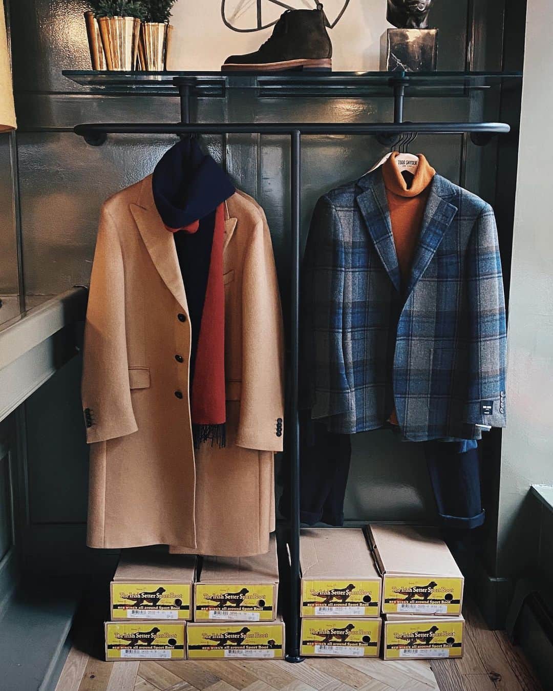のインスタグラム：「Out with the old, in with the new. Swing by the shop and treat yourself before the year ends. #toddsnyder #nyeoutfit」