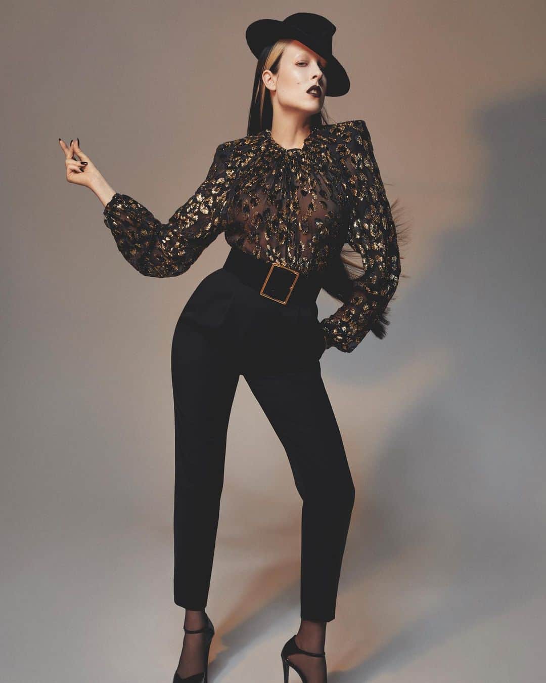 アリー・エックスのインスタグラム：「Head to toe @ysl baby 📸 @royalgilbert」