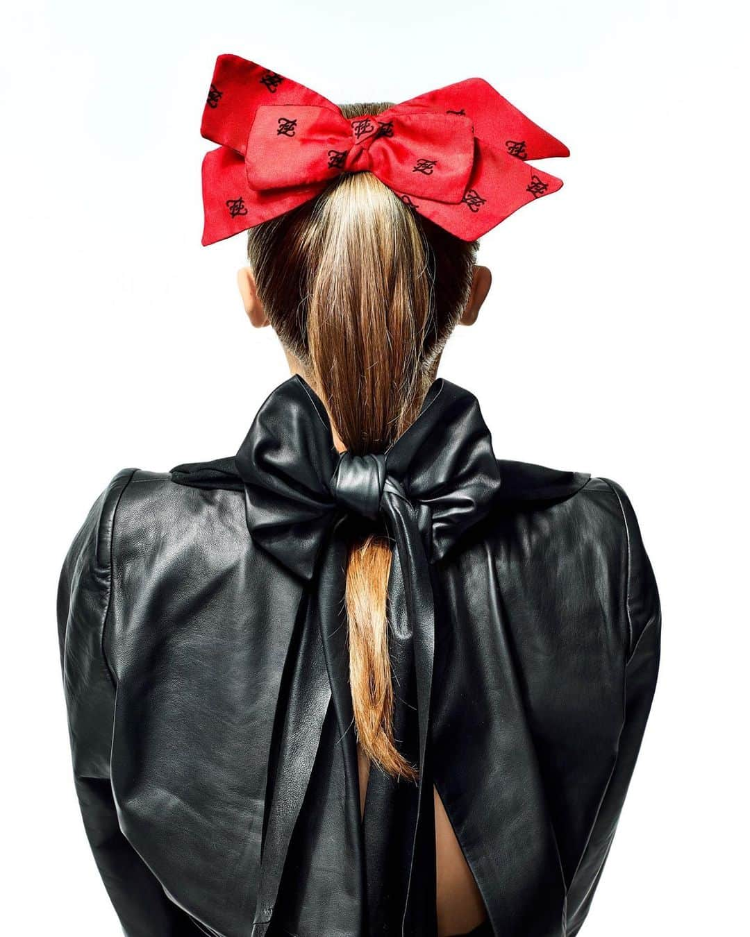 Harper's BAZAARさんのインスタグラム写真 - (Harper's BAZAARInstagram)「Go bold with a statement bow or go home. ⁣ ⁣ Photography by @studiowestbrook  Fashion editor: @amandaalagem」12月29日 6時57分 - harpersbazaarus