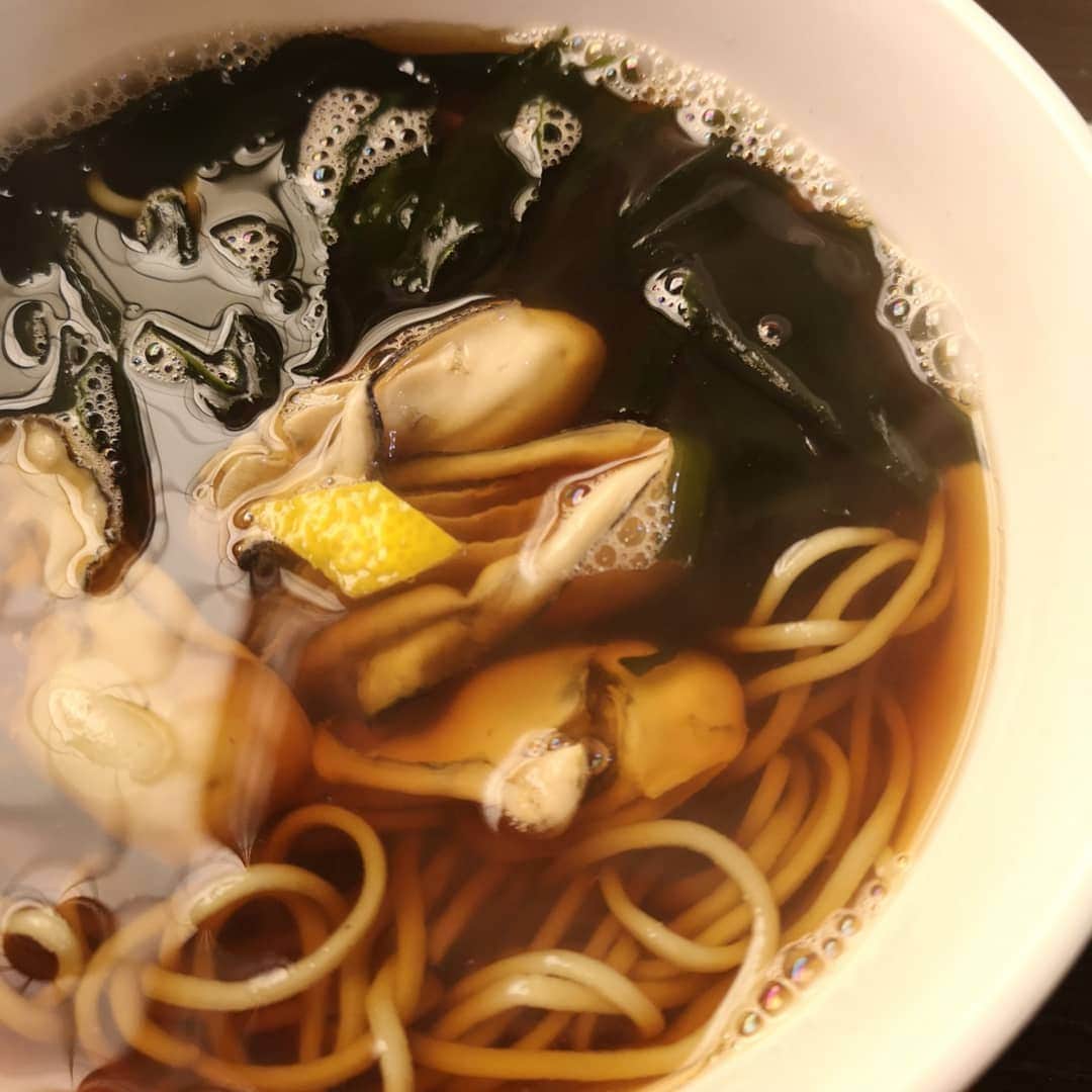 三島葉子さんのインスタグラム写真 - (三島葉子Instagram)「【Tokyo】まずは肴と燗。〆に蕎麦を。「ありがとう存じます～」の声。 今年も皆さまお世話になりました。来年もどうぞよろしくお願いいたします。 少し早めの年越しそば。  #肴は 温めた焼海苔がいい #目当ては豆花 #年越し #牡蠣そば  #三島葉子」12月29日 7時01分 - mishima_yoko