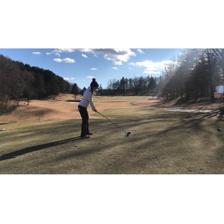 青木茉里奈さんのインスタグラム写真 - (青木茉里奈Instagram)「⛳️🍂 yesterday🧡 寒かったので、下はスカートの上にレインウェア( ^ω^ )✨ ・ ・ ・ #yesterday #golf」12月29日 7時04分 - marinaaoki28