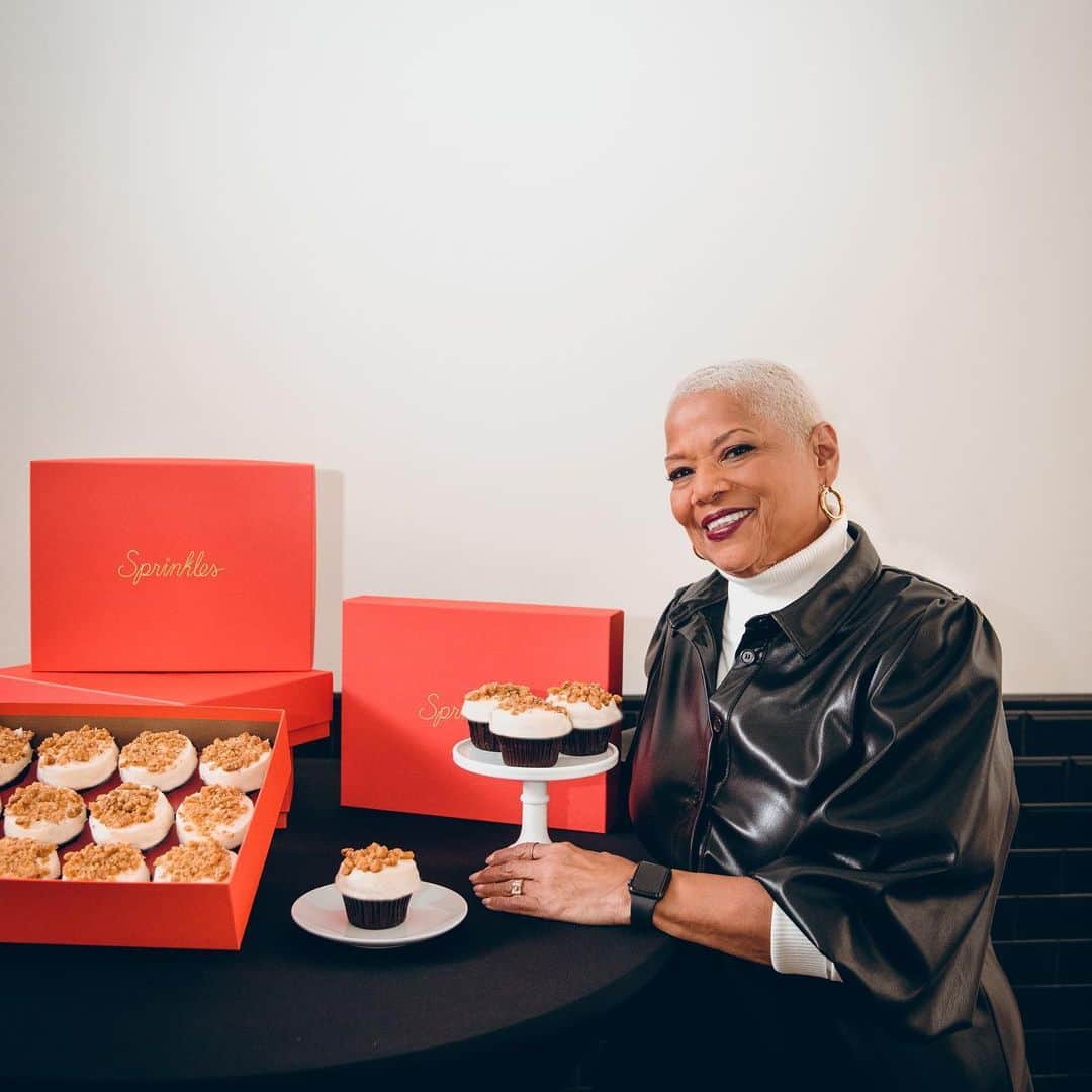 マイケル・B・ジョーダンのインスタグラム：「S/O to my mom for working with Sprinkles to turn the family rum cake into cupcakes for the holidays. Part of proceeds go to @LupusLA. #ThePowerofArt」