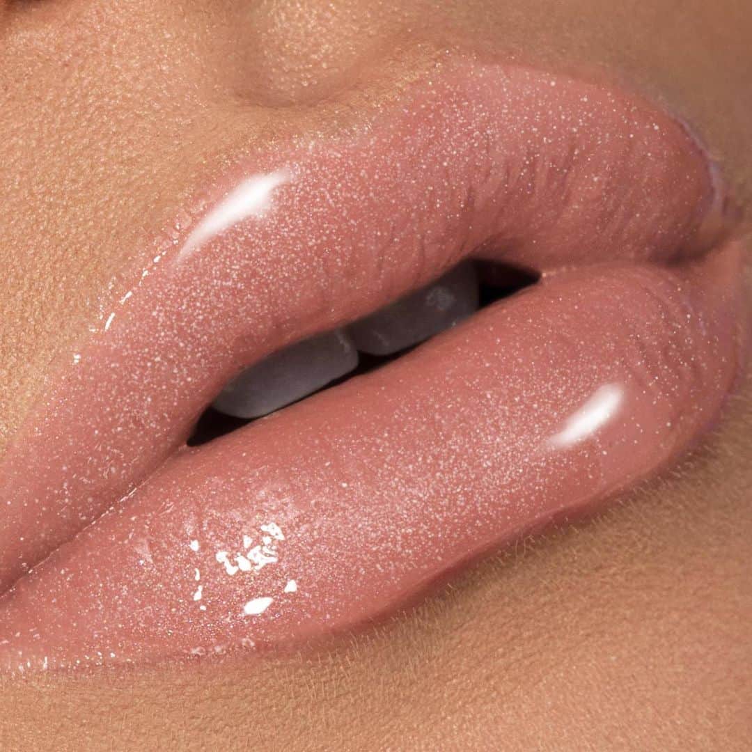 Maybelline New Yorkさんのインスタグラム写真 - (Maybelline New YorkInstagram)「We’re obsessed with this shimmering pout! ✨ @summermckeen is wearing ‘barefoot’ from her lip gloss collection! Wear it alone or layer it over lipstick to complete your look.  #maybellinexsummermckeen」12月29日 7時21分 - maybelline