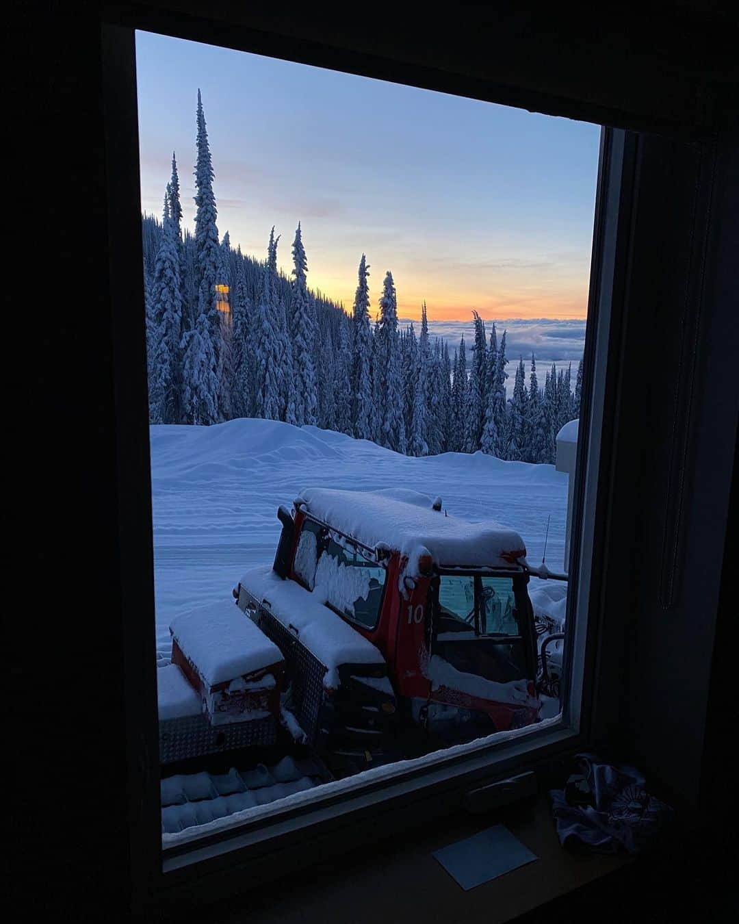 ケン・ブロックさんのインスタグラム写真 - (ケン・ブロックInstagram)「One window. Two views. One of them includes an epic sunrise and a snow cat - the other view features the Craig Kelly memorial with beautifully snow covered trees. These are the views I love waking up to out here. #BaldfaceLodge #powderparadise」12月29日 7時32分 - kblock43