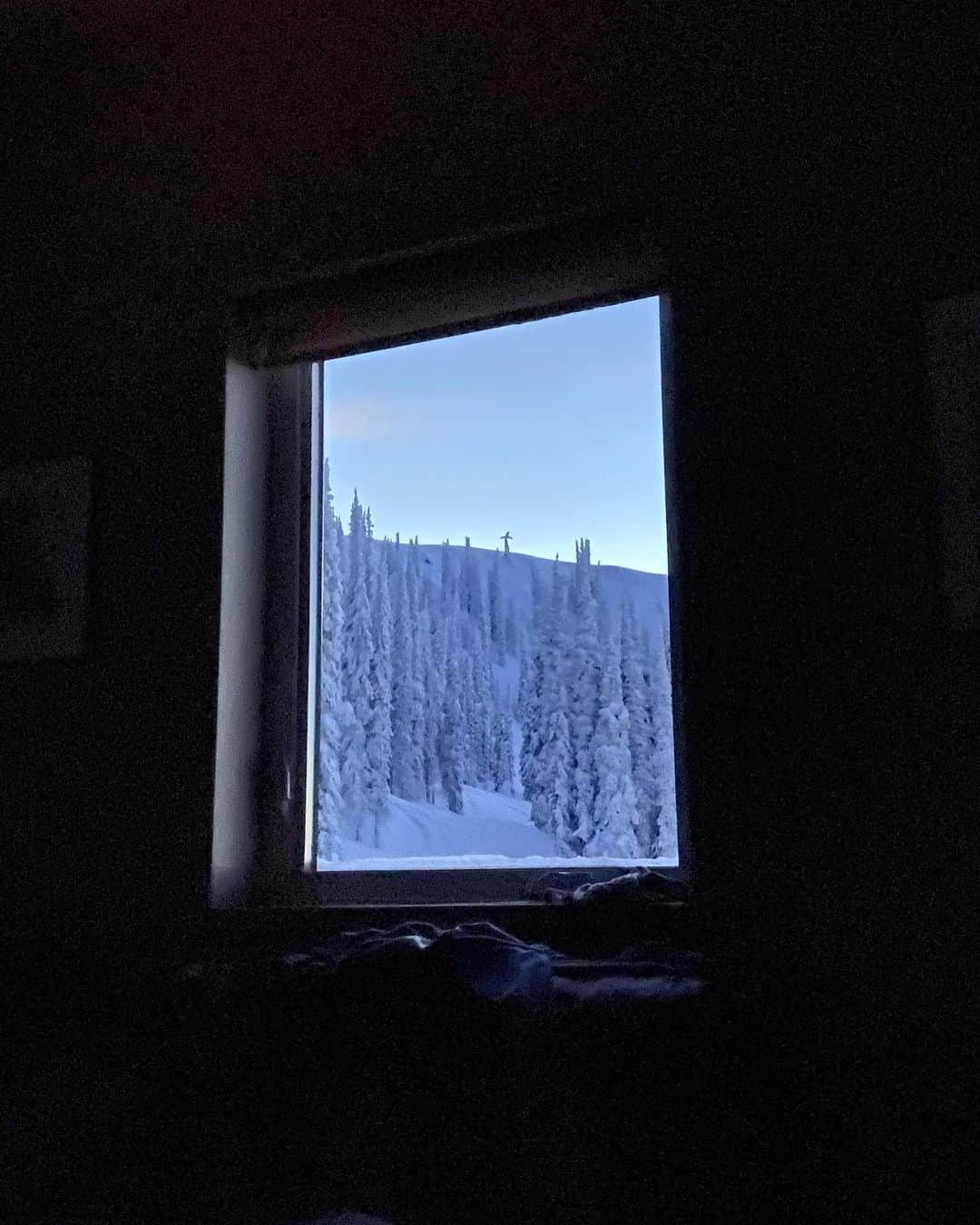 ケン・ブロックさんのインスタグラム写真 - (ケン・ブロックInstagram)「One window. Two views. One of them includes an epic sunrise and a snow cat - the other view features the Craig Kelly memorial with beautifully snow covered trees. These are the views I love waking up to out here. #BaldfaceLodge #powderparadise」12月29日 7時32分 - kblock43