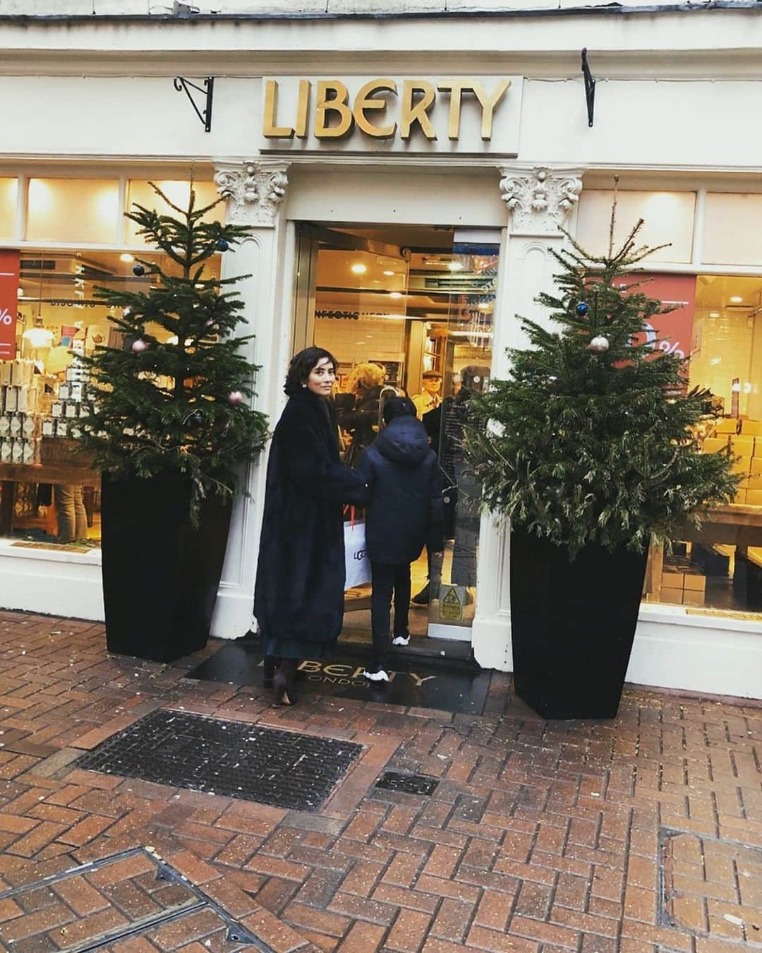 白澤貴子さんのインスタグラム写真 - (白澤貴子Instagram)「Sparked my imagination at Liberty. My material desires had no limits at Fortnum&Mason.  自分の肌でそれぞれの雰囲気を感じたくて発祥の地にてデパート巡りを。  仕事の意欲が湧きまくるリバティと欲しいものだらけのF&Mが特に好きだったな。  重厚な螺旋階段とエレベーターが共通点。  #白澤とロンドン」12月29日 7時33分 - takakoshirasawa