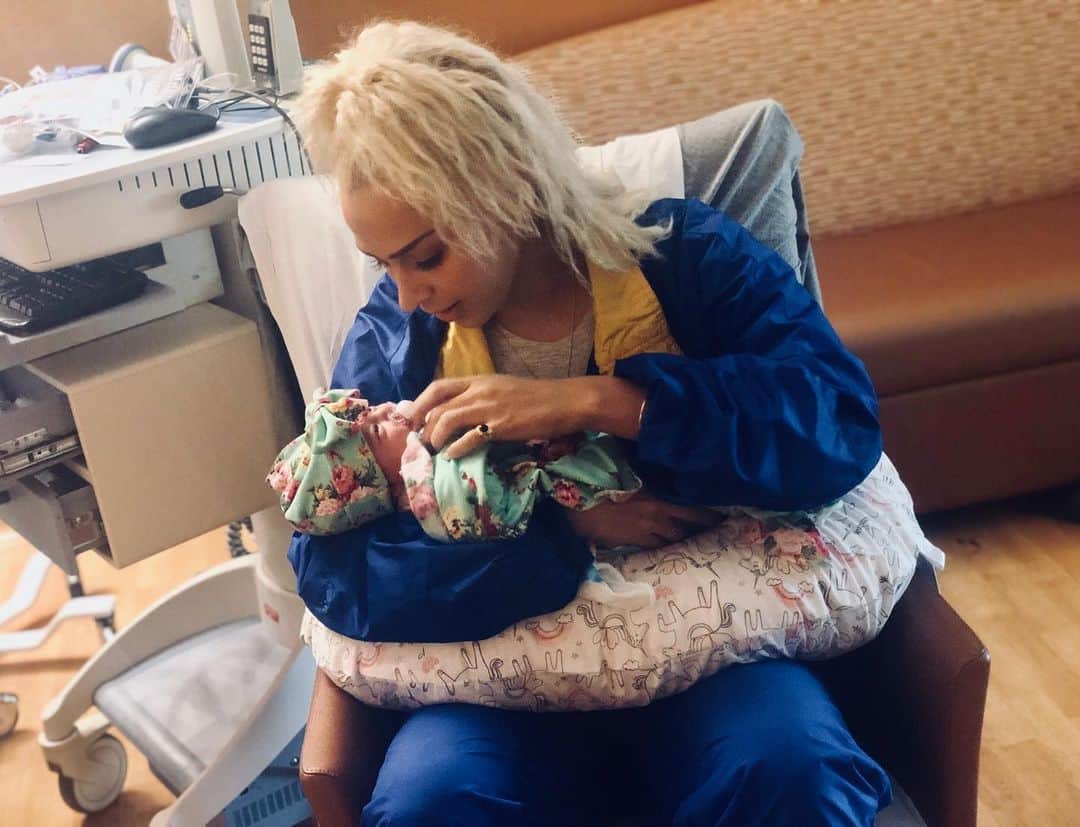 ベロニカ・ベガのインスタグラム：「Emmarie Skye Milian 12.27.19 7lbs 15oz 7:07pm  Yesterday my baby sister (who is basically my partner through life) had a daughter. It’s surreal to look at her and believe that she’s a part of us. Life is a miracle. We are beyond blessed to welcome her into our lives. My sister is going to be the best mom ever. Im so happy for her and my brother in law. They’re so deserving. Thank you GOD! 🙏🏽」