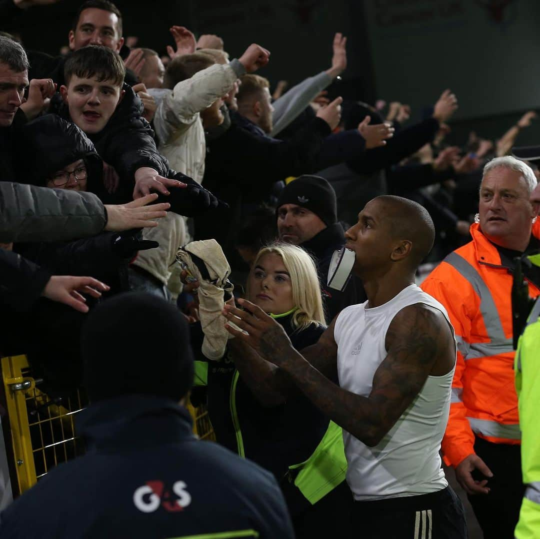 アシュリー・ヤングさんのインスタグラム写真 - (アシュリー・ヤングInstagram)「‪Signing off for 2019 the perfect way. Some big performances on the pitch and in the away end. Thank you for all your support this year ❤️🤘🏾‬」12月29日 7時52分 - youngy_18