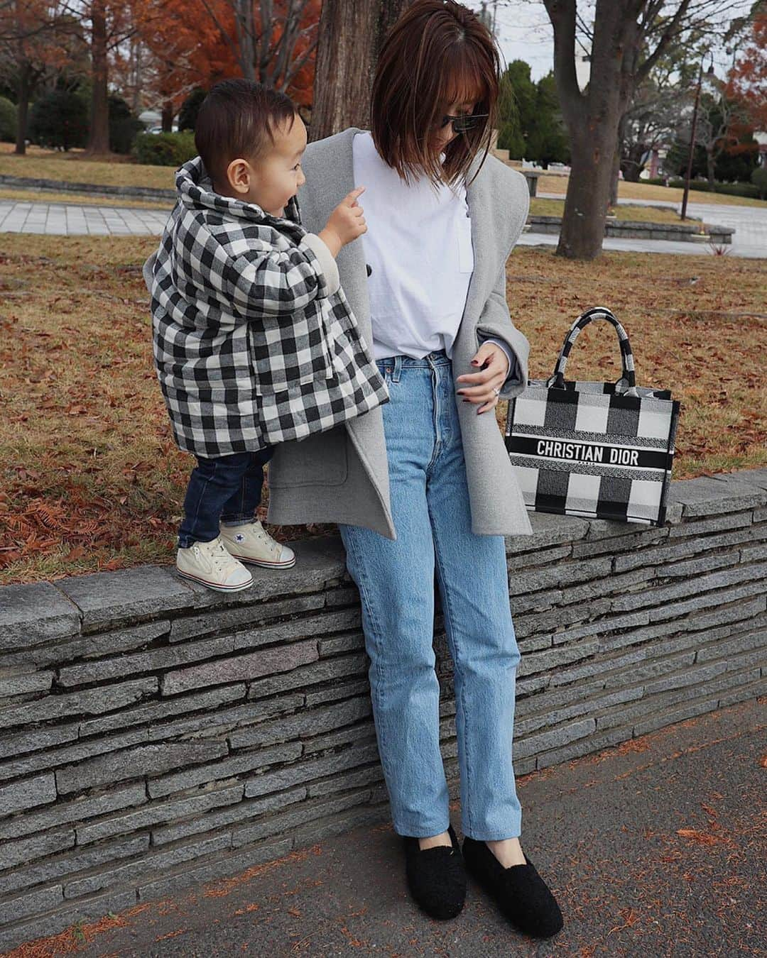 あすかさんのインスタグラム写真 - (あすかInstagram)「ㅤㅤ ㅤ  ㅤ mama  tops&coat： @gypsohila.jpn pt： @levis bag： @dior shoes：　@bebemignon_official pierce：  @m3_h4_  ㅤ boy ㅤ tops&pt： @zara coat： @sunnyside_closet shoes：　@converse ㅤ ㅤㅤ  ㅤ ㅤ お気に入りのコート🐭 ブラックと2色買いして正解🖤 抱っこ紐してもすっぽり隠せれる👌🏼 ㅤ ㅤ ㅤ ㅤ ㅤ  今日の夜は串揚げ🍴 年末は食べる予定しかない😂 恐ろしい〜気をつけます🙏🏻 ㅤ ㅤ ㅤ ㅤ  #coordinate#locari#mamagirl#dior#zarakids#今日の服#コーディネート#カジュアル#シンプル#プチプラコーデ#お洒落さんと繋がりたい#2歳#新米ママ#男の子ママ#ママコーデ#ママファッション#2歳差育児#兄弟ママ」12月29日 7時51分 - ask_____10