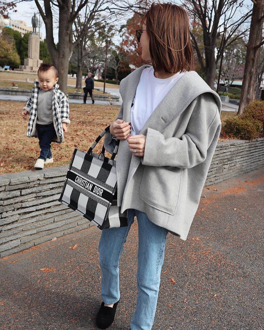 あすかさんのインスタグラム写真 - (あすかInstagram)「ㅤㅤ ㅤ  ㅤ mama  tops&coat： @gypsohila.jpn pt： @levis bag： @dior shoes：　@bebemignon_official pierce：  @m3_h4_  ㅤ boy ㅤ tops&pt： @zara coat： @sunnyside_closet shoes：　@converse ㅤ ㅤㅤ  ㅤ ㅤ お気に入りのコート🐭 ブラックと2色買いして正解🖤 抱っこ紐してもすっぽり隠せれる👌🏼 ㅤ ㅤ ㅤ ㅤ ㅤ  今日の夜は串揚げ🍴 年末は食べる予定しかない😂 恐ろしい〜気をつけます🙏🏻 ㅤ ㅤ ㅤ ㅤ  #coordinate#locari#mamagirl#dior#zarakids#今日の服#コーディネート#カジュアル#シンプル#プチプラコーデ#お洒落さんと繋がりたい#2歳#新米ママ#男の子ママ#ママコーデ#ママファッション#2歳差育児#兄弟ママ」12月29日 7時51分 - ask_____10