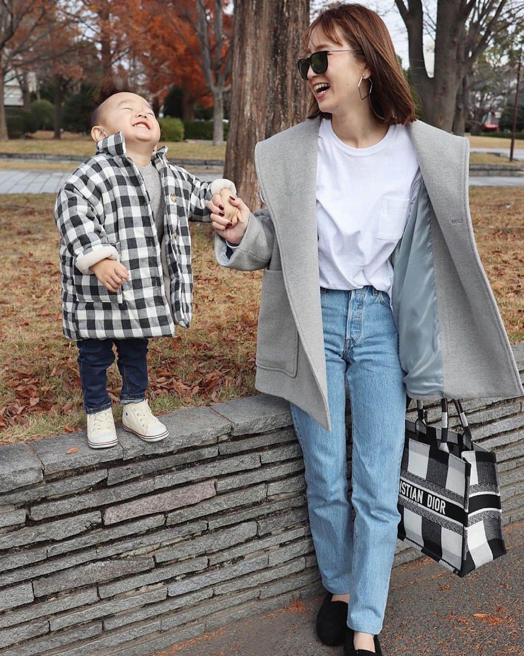 あすかさんのインスタグラム写真 - (あすかInstagram)「ㅤㅤ ㅤ  ㅤ mama  tops&coat： @gypsohila.jpn pt： @levis bag： @dior shoes：　@bebemignon_official pierce：  @m3_h4_  ㅤ boy ㅤ tops&pt： @zara coat： @sunnyside_closet shoes：　@converse ㅤ ㅤㅤ  ㅤ ㅤ お気に入りのコート🐭 ブラックと2色買いして正解🖤 抱っこ紐してもすっぽり隠せれる👌🏼 ㅤ ㅤ ㅤ ㅤ ㅤ  今日の夜は串揚げ🍴 年末は食べる予定しかない😂 恐ろしい〜気をつけます🙏🏻 ㅤ ㅤ ㅤ ㅤ  #coordinate#locari#mamagirl#dior#zarakids#今日の服#コーディネート#カジュアル#シンプル#プチプラコーデ#お洒落さんと繋がりたい#2歳#新米ママ#男の子ママ#ママコーデ#ママファッション#2歳差育児#兄弟ママ」12月29日 7時51分 - ask_____10