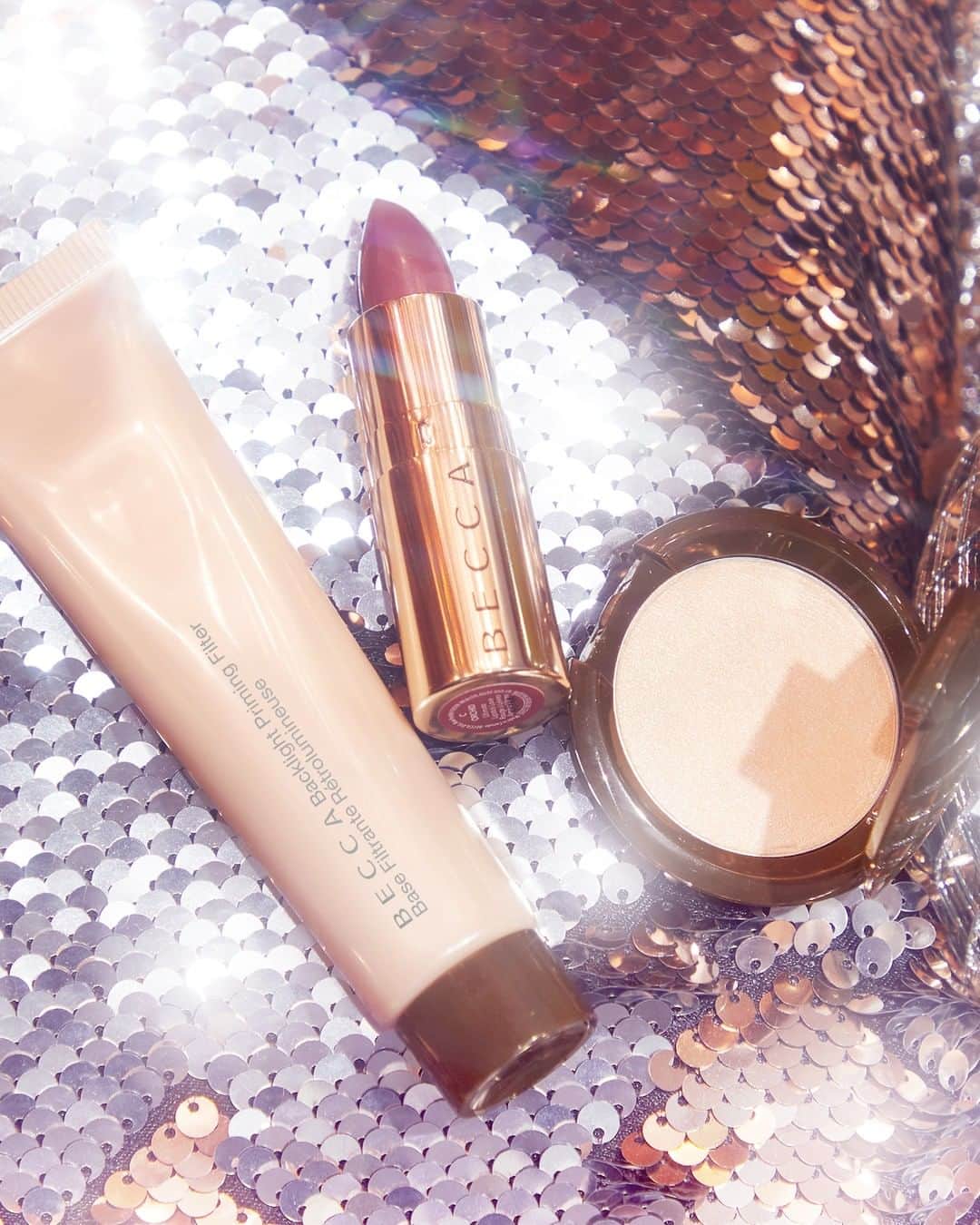 BECCAさんのインスタグラム写真 - (BECCAInstagram)「Glow up from anywhere. ✨ The Glow To Glow Kit features minis of our three must-haves. ✨ Shimmering Skin Perfector™ Pressed for an ultra-creamy feel that melts into skin. 💄 Ultimate Lipstick Love infused with hyaluronic acid for smoothing, 8-hour wear. 💡 Backlight Priming Filter to prime skin with a lit-from-within glow.」12月29日 8時00分 - beccacosmetics