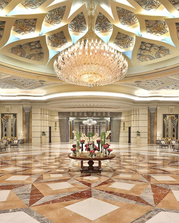 リッツ・カールトンさんのインスタグラム写真 - (リッツ・カールトンInstagram)「Enter into elegance, and begin your next adventure at The Ritz-Carlton, #Jeddah. ⁣⁠ ⁣⁠ #SaudiArabia #Design #Architecture #InteriorDesign #Elegance #Chandelier #Grandeur #Palace #Discover #Travel #Travelgram #InstaTravel #TravelDiaries」12月29日 8時00分 - ritzcarlton