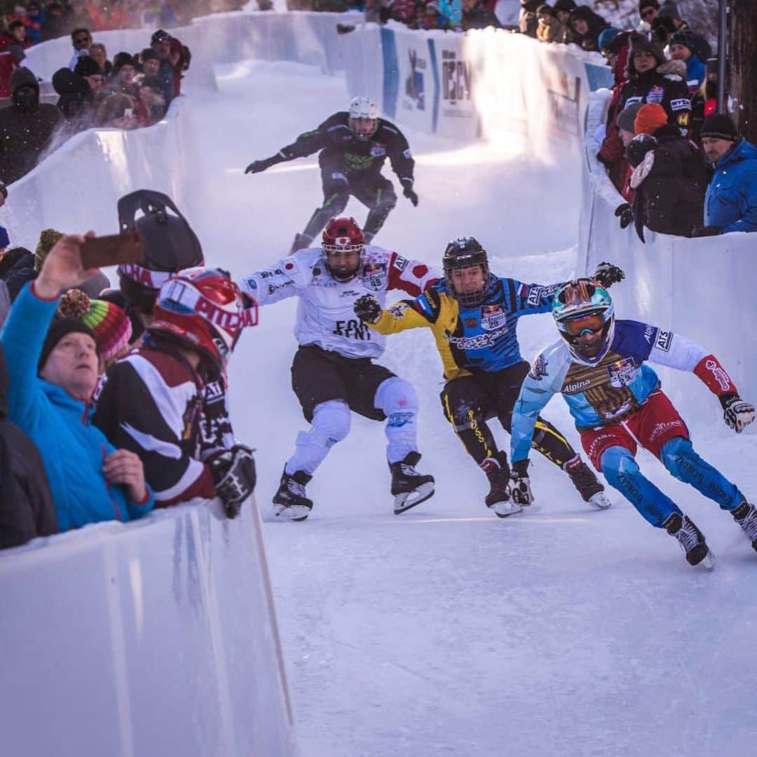 鈴木雅仁のインスタグラム：「🇦🇹RedBull Ice Cross Championship ATSX500 📸 @joergmitter 📸 @sebastianmarko 日本アイスクロスダウンヒル協会のクラウドファンディングにご協力よろしくお願いします。 (横浜大会のチケット)  開幕戦 予選24位 決勝28位 リュージュコースを使った高速ダウンヒルコース。 Over 50km からのブレーキングはスリル満点です。  得意なコースではありますが、完全にアイスの練習不足が露呈する結果になりました。  得意なスタートが完全に錆び付いている…  今年のテーマ 『守りに入らない。失敗しても全力でチャレンジ』  転ばずに無難に3位で終えれば、10位代後半〜20位だった。 ポイントも多く取れたかもしれない。 でも、今年は１つでも上に行きたい。  勝ちたい。  些細な事が勝敗を分ける世界。  細かい積み重ねが出来る選手。 チャレンジして、失敗しても、学び早くアップデート出来る選手が強くなります。  それは、どんな世界でも絶対に変わらないはずです。  悔しい！  Thank you for your support. @tsukijikajuu @the.anko @globalwifi_official  #redbullicecross #レッドブルアイスクロス #築地果汁創作所 #theanko #エスプロモ #おきな八戸  #gobeyonder #グローバルWiFi #GOBEYOND #globalwifi #スキー　#スノボー　#スケート　#インライン　#アイスホッケー　#フィギュアスケート」