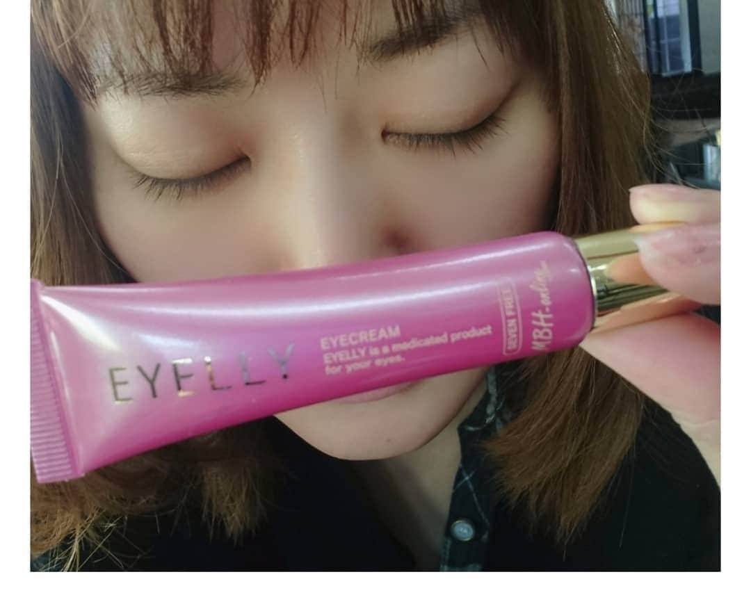 松浦麻里奈さんのインスタグラム写真 - (松浦麻里奈Instagram)「薬用美白アイクリーム【EYELLY（アイリー）】 気になるシミと小ジワにWアプローチ出来ちゃう❣❣❣ これ一本で、目元ケアバッチリ。  しっかりとしたクリームなんだけど、 伸びやすく潤いもある～😁😁 . 今の時期乾燥しやすいし、 目の疲れもピークに😫☀️😵💦 手軽に塗れるし、寝てるときも乾燥防げる★ .  目元が一番デリケートだからなぁ、、、 アイリーで @mbhonline_official  この冬、しっかりとケアしていきます！！ . . #アイリー #eyelly #MBHオンライン #目元ケア #コスメ #女子力 #目元美容液 #美肌 #エイジングケア #アンチエイジング #若返り #大人女子 #美容 #アイクリーム #シワ改善 #目元美人 #目元のしわ #目元のたるみ #目元の印象 #年齢不詳 #保湿ケア #スペシャルケア #美容好きな人と繋がりたい #ハリ肌 #pr #スキンケア #小じわ対策 #くすみ #オーガニック #ほうれい線」12月29日 7時59分 - ay114.831m