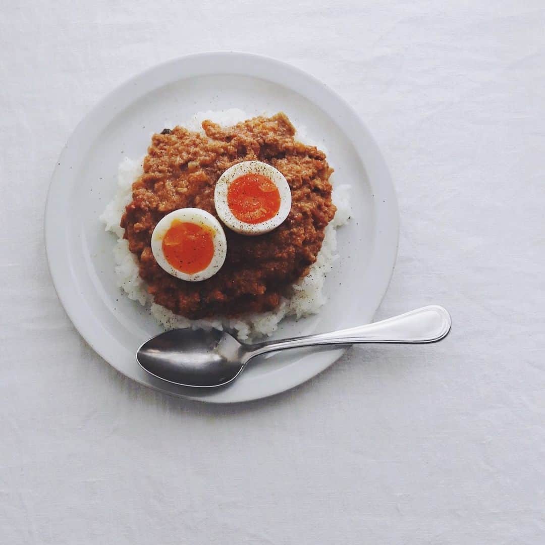 のインスタグラム：「Keema Curry 🍛 . 朝ご飯にキーマカレー。 簡単なレトルトだけど、 野菜たっぷり使ってる 罪悪感まったくなしの HOSHIKOさん新商品。 今朝はゆで卵をのせて。 👉@hoshiko_dryvege . . #キーマカレー #カレー #カレーライス #グルテンフリー #熊本野菜 #乾燥野菜 #Keemacurry #curry #hoshiko #dryvegetables」