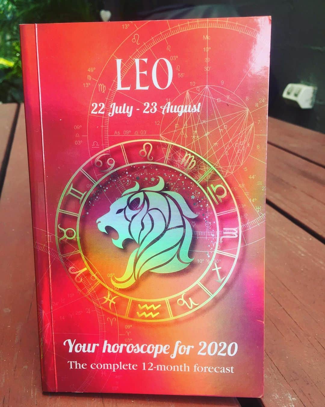 シャーニ・ヴィンソンのインスタグラム：「After 36 years of thinking I’m a #Cancer ♋️ 🦀 🌙 it turns out I’m actually a #Leo ♌️ 🦁 ☀️ #cusp #starsigns #astrology #horoscope #July22 #thatmakesmoresense ✨ ⭐️ ✨ 🌟 ✨」