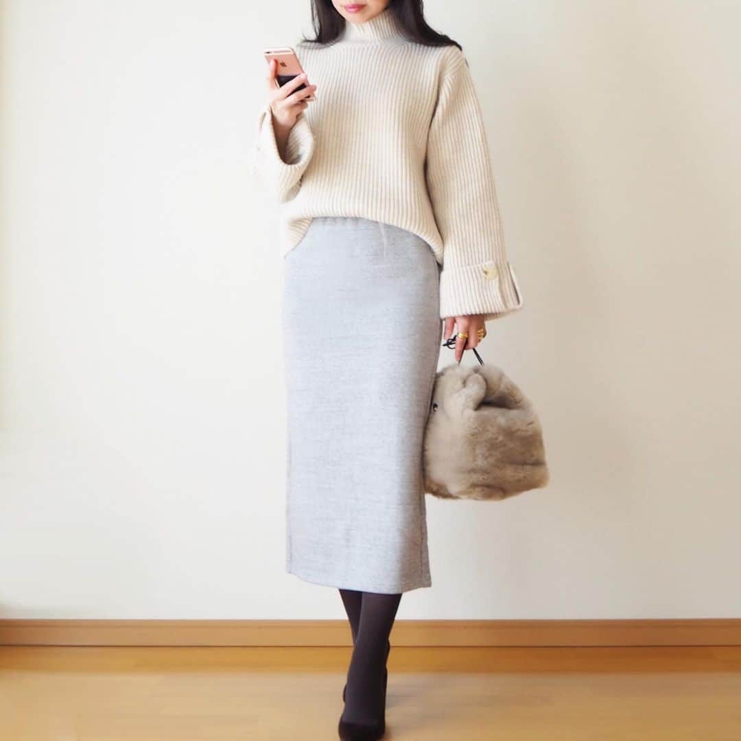 hanaのインスタグラム：「outfit❄️ * cream×gray☺︎ * お袖がかわいい。 チョコ色のタイツとヒールで スウェットもきれいめになる…気がするのです。 * #hm #americana #pellico #violadoro #zara (ring)」