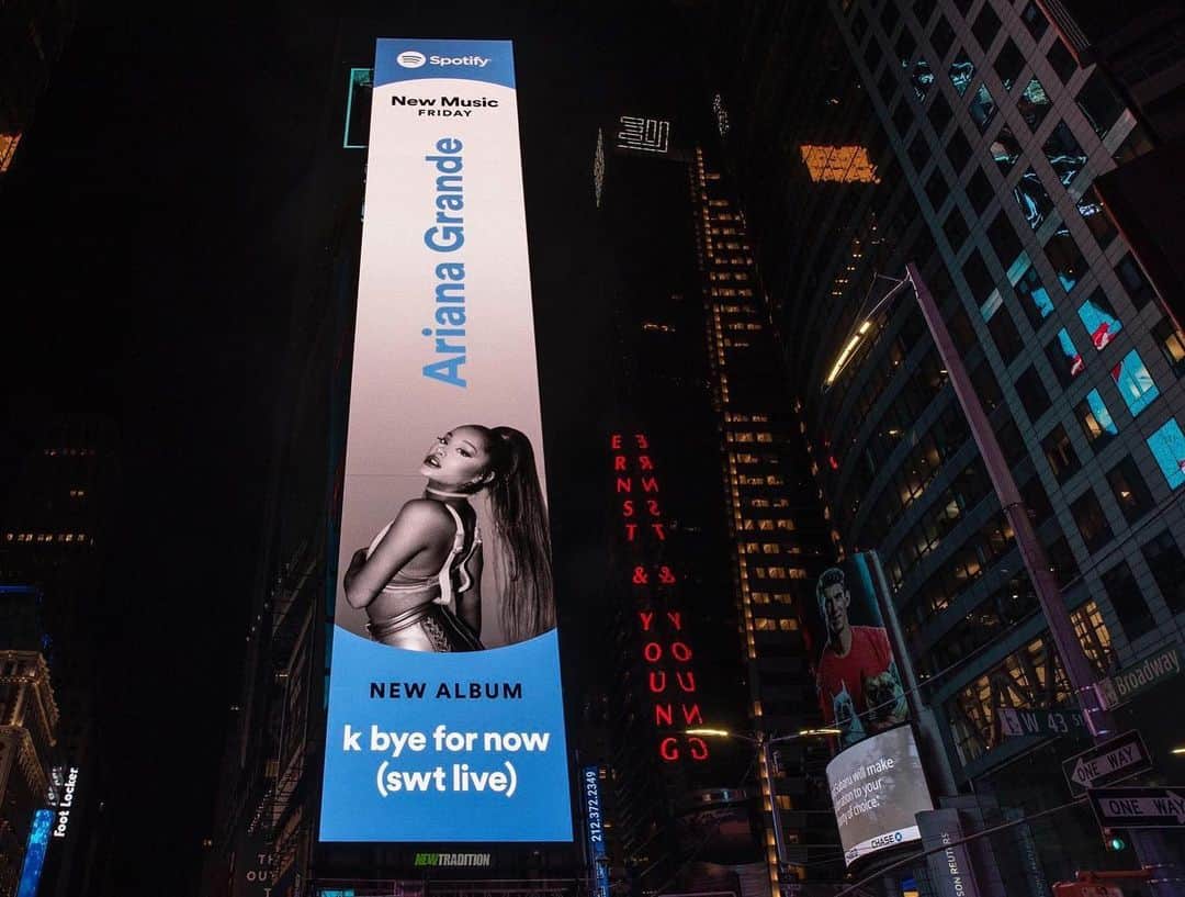 Alfredo Floresのインスタグラム：「Never gets old seeing your photos magnified in Times Square. So dope 📸✨ Congrats @arianagrande on a huge end cap of this beautiful year with ‘k bye for now (swt live)’ 🎶 and my bro @_natural__ !! 🖤 last billboard of the decade. Honored !!」