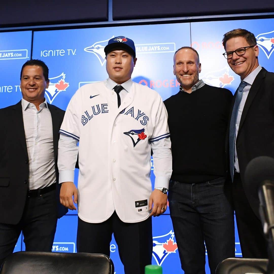 柳賢振さんのインスタグラム写真 - (柳賢振Instagram)「Blue Jays fans,  Words cannot express how excited my family is to be a part of the Blue Jays. I have been welcomed with open arms around the city already. Every time I step into the Rogers center I will give you 100%. Please come out to the Rogers Centre and support us!  Thank you!!!#bluejays #rogerscentre」12月29日 8時27分 - hyunjinryu325