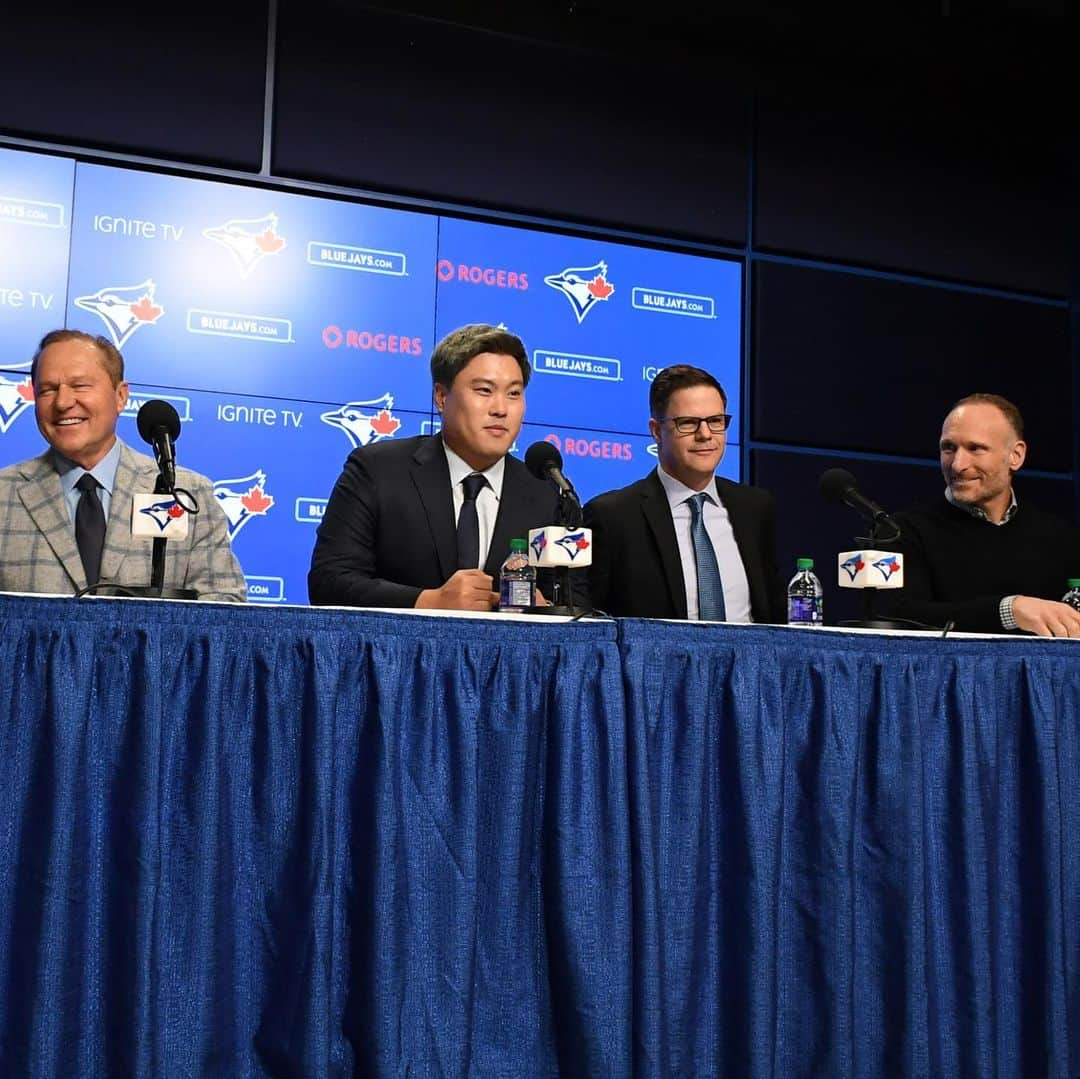 柳賢振さんのインスタグラム写真 - (柳賢振Instagram)「Blue Jays fans,  Words cannot express how excited my family is to be a part of the Blue Jays. I have been welcomed with open arms around the city already. Every time I step into the Rogers center I will give you 100%. Please come out to the Rogers Centre and support us!  Thank you!!!#bluejays #rogerscentre」12月29日 8時27分 - hyunjinryu325