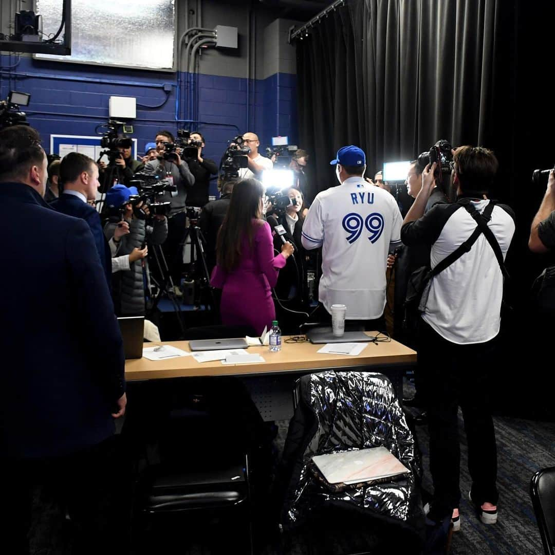 柳賢振さんのインスタグラム写真 - (柳賢振Instagram)「Blue Jays fans,  Words cannot express how excited my family is to be a part of the Blue Jays. I have been welcomed with open arms around the city already. Every time I step into the Rogers center I will give you 100%. Please come out to the Rogers Centre and support us!  Thank you!!!#bluejays #rogerscentre」12月29日 8時27分 - hyunjinryu325