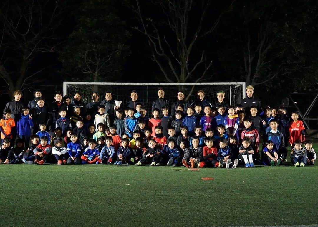 マキヒカのインスタグラム：「. . Ｊリーガーの方々とサッカー教室しましたねー！！⚽️可愛すぎましたねー！そのあと、Jリーガーの方々とフットサル対決しました❤️面白すぎた❤️チャンネル登録してお待ちください！！ . . #タグ付けれんほど多数Jリーガー #混じってええんか #こんな底辺YouTuberが #今日も埼玉でサッカーイベント #最高 #蹴り納めたくないんですよね #なんやったら #蹴りながら年越したい #嘘 #足ぴえん」