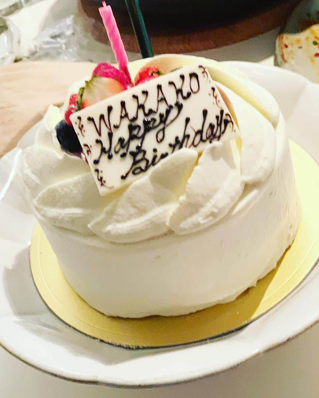 二ノ宮和佳子のインスタグラム：「昨日、誕生日を迎えました 友達、家族にお祝いしてもらい、メッセージもたくさん頂き、幸せ♡ありがとうございます‼︎ いくつになっても嬉しいですね 41歳ってこんな感じでいいの⁉︎と自問自答しながらですが...w でも、年齢と共に本当に楽しくて、有り難い限り みんなのお陰です♡ 明るく感謝を忘れず、健康に‼︎ この歳も、私らしく楽しみます♡ ありがとう  #birthday #41」