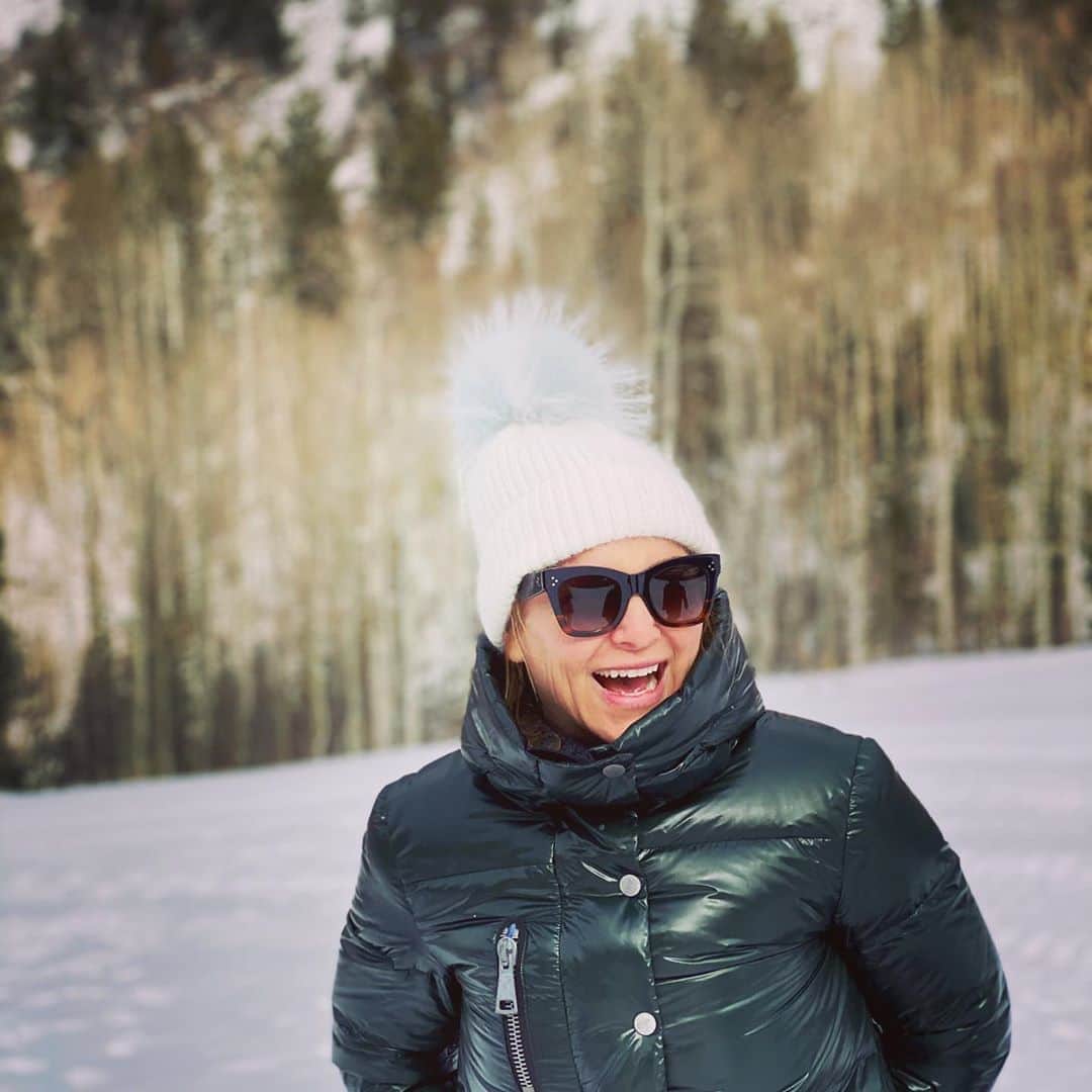 ジェシカ・キャプショーのインスタグラム：「There’s snow place like home for the Holidays... ❄️ 🎿 ❄️」