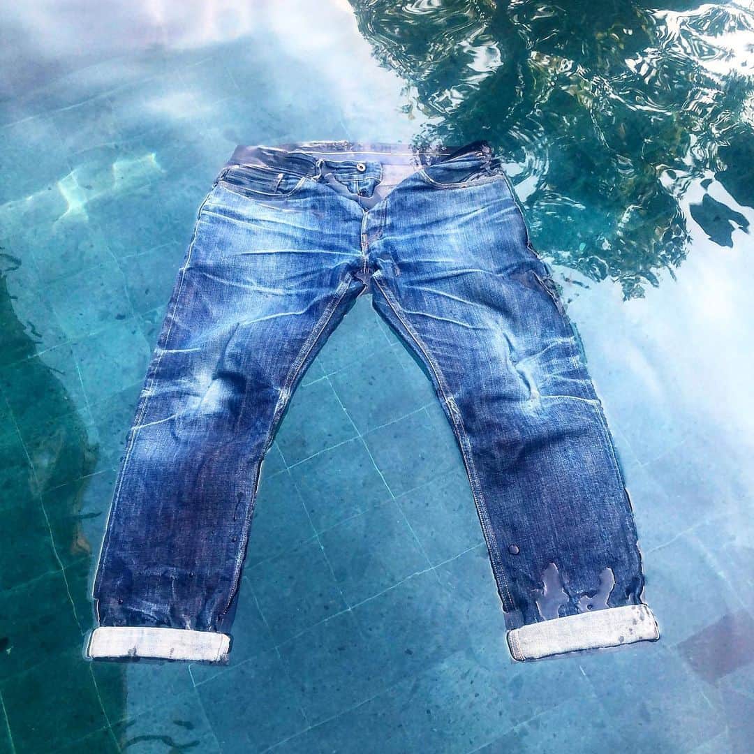 デンハムさんのインスタグラム写真 - (デンハムInstagram)「“Sunday Selvedge”, tips on how to wash your jeans. 1. Find a natural salt water outdoor swimming pool 💧 (no chemicals), this one is (Thailand). 2. Gentle wash at room temperature. 30 degrees 😎 3. Hang dry for best results. #selvedgesunday #selvedgedenim #selvedge #denim #jeans #denham #jasondenham #denhamthejeanmaker #thetruthisinthedetails」12月29日 8時53分 - denhamthejeanmaker