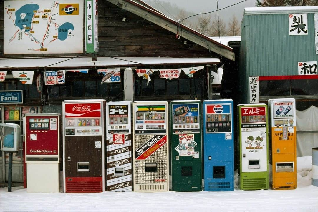 Michael Yamashitaさんのインスタグラム写真 - (Michael YamashitaInstagram)「Vending machines of the late 1970s in Hokkaido, Japan. Would you prefer a warm can of coffee or an ice-cold beer on this winter day? #vendingmachine #softdrink #coffeetime #soda #hokkaido」12月29日 9時00分 - yamashitaphoto