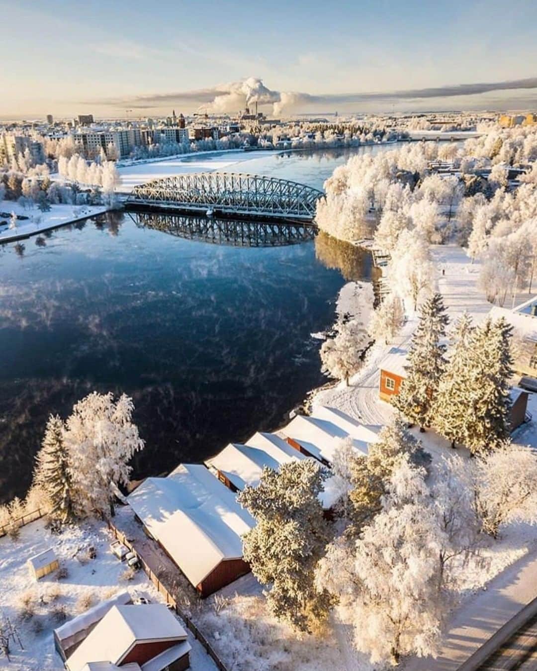 フィンランド政府観光局さんのインスタグラム写真 - (フィンランド政府観光局Instagram)「フィンランドで4番目に大きな都市、オウルは、北部独特の自然と都会的なカルチャーに出会える場所です。ボスニア湾沿岸に位置するオウルでは、最先端のビジネスとテクノロジー、北の地のやすらぎと異国情緒が交わります。 ・ @juhopeteri さんの写真。Kiitos! @visitoulu ・ #ourfinland #visitfinlandjp # #finland #北欧旅行 #travelgram #フィンランド #フィンランド政府観光局 #北欧 #travel #instatravel #自然 #travel #travelgram #travelling #traveler #lapland #ラップランド #visitoulu #オウル #絶景 #冬 #雪」12月29日 9時00分 - visitfinlandjapan