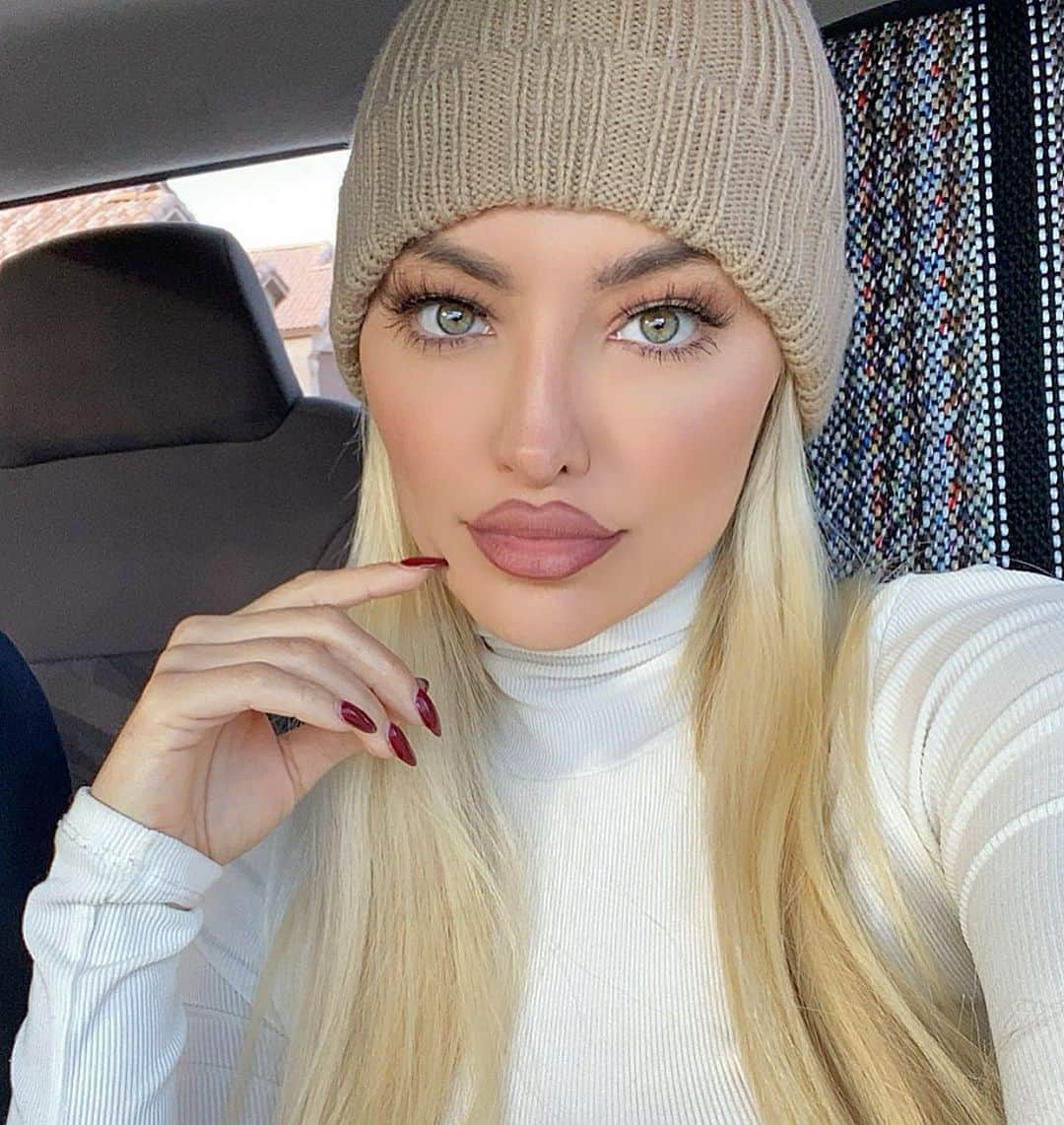 リンジー・ペラスさんのインスタグラム写真 - (リンジー・ペラスInstagram)「I’ve been in this beanie for 5 days... 🤫 #happyholidays #nofilter :)」12月29日 9時04分 - lindseypelas