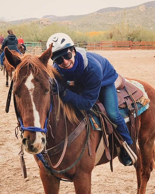 ジェイソン・ブラウンのインスタグラム：「🐎🐎🐎 @tanqueverderanch • Back in the saddle again! 💚」