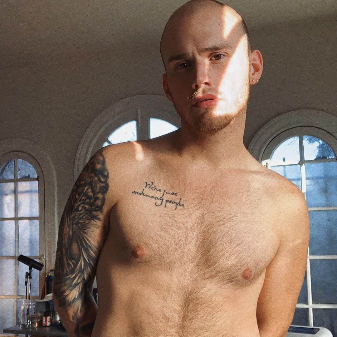 ブランドン・シェイアのインスタグラム：「Caught some pretty light in my room ☀️」