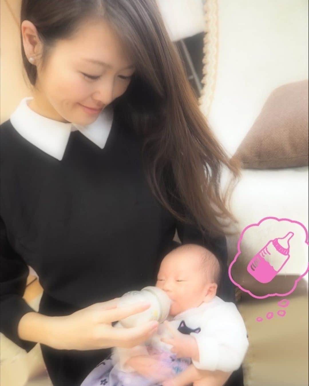 のインスタグラム：「今月はたくさんお友達や親戚達が娘っ子に会いにきてくれて、たくさん#出産祝い も頂いて😭❤️ほんと、親子共々幸せ者だなあと感じます。 . . 東京から埼玉の実家までわざわざ遊びに来てくれた大好きなしゅんりさん❤️ @shunri__cerise  の撮ってくれたミルクをあげているこの写真、娘と2人で撮った写真ってあまりないからお気に入り😊✨ 美人さんに可愛がって抱っこしてもらってミルクまであげてもらえて、幸せ者だ✨ この時の襟付きワンピースは @chocoa_official のものなので授乳チャック付き✨とっても便利なお気に入りワンピースです😊❤️ . . #ママコーデ #育児日記 #女の子ママ #男の子ママ #2児ママ #2歳差兄妹 #新生児 #赤ちゃんのいる生活 #12月生まれ #令和ベビー #令和元年ベビー #産後コーデ #授乳コーデ #授乳ワンピ　#マタニティ #マタニティコーデ #CHOCOA #ママライフ #新米ママさんと繋がりたい #ピジョン #ig_oyabakabu #happy  #happydays」